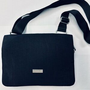 Baggallini Crossbody w Adjustable Strap and 4 Zipper Pockets 9” x 7” Black VGC
